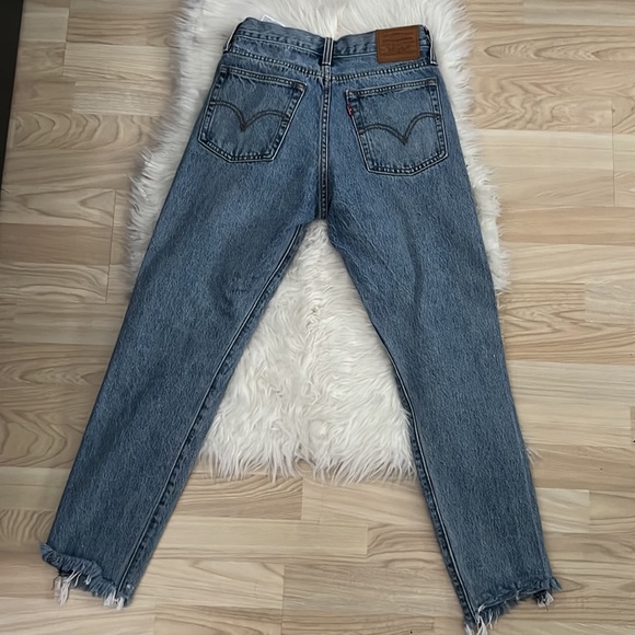 Medium wash Levi’s jeans. - Picture 2 of 3